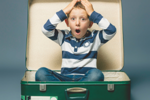 luchthavenvervoer gent - jongen in valies